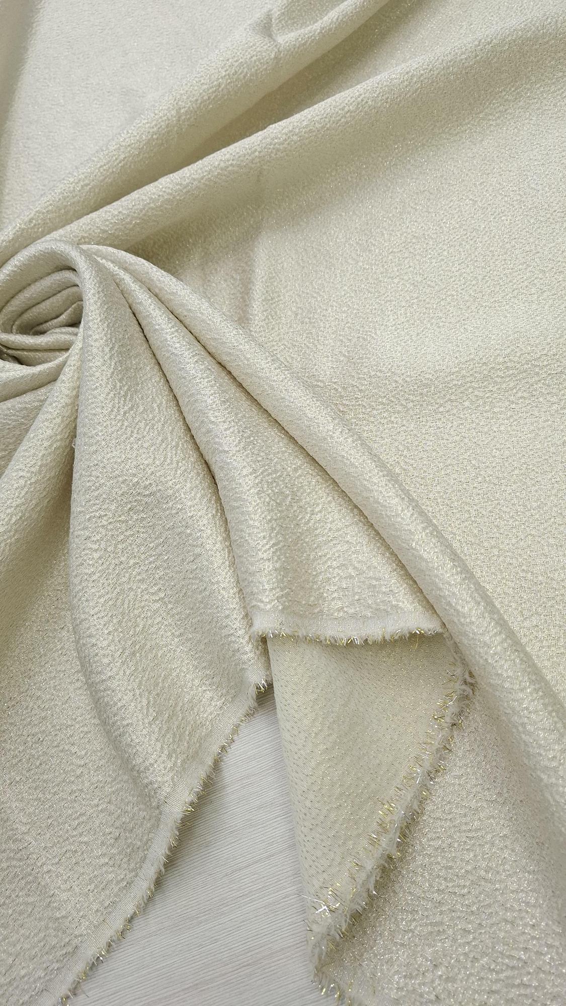 2.67м Шерсть с шелком жаккардового плетения молочная с золотистым люрексом