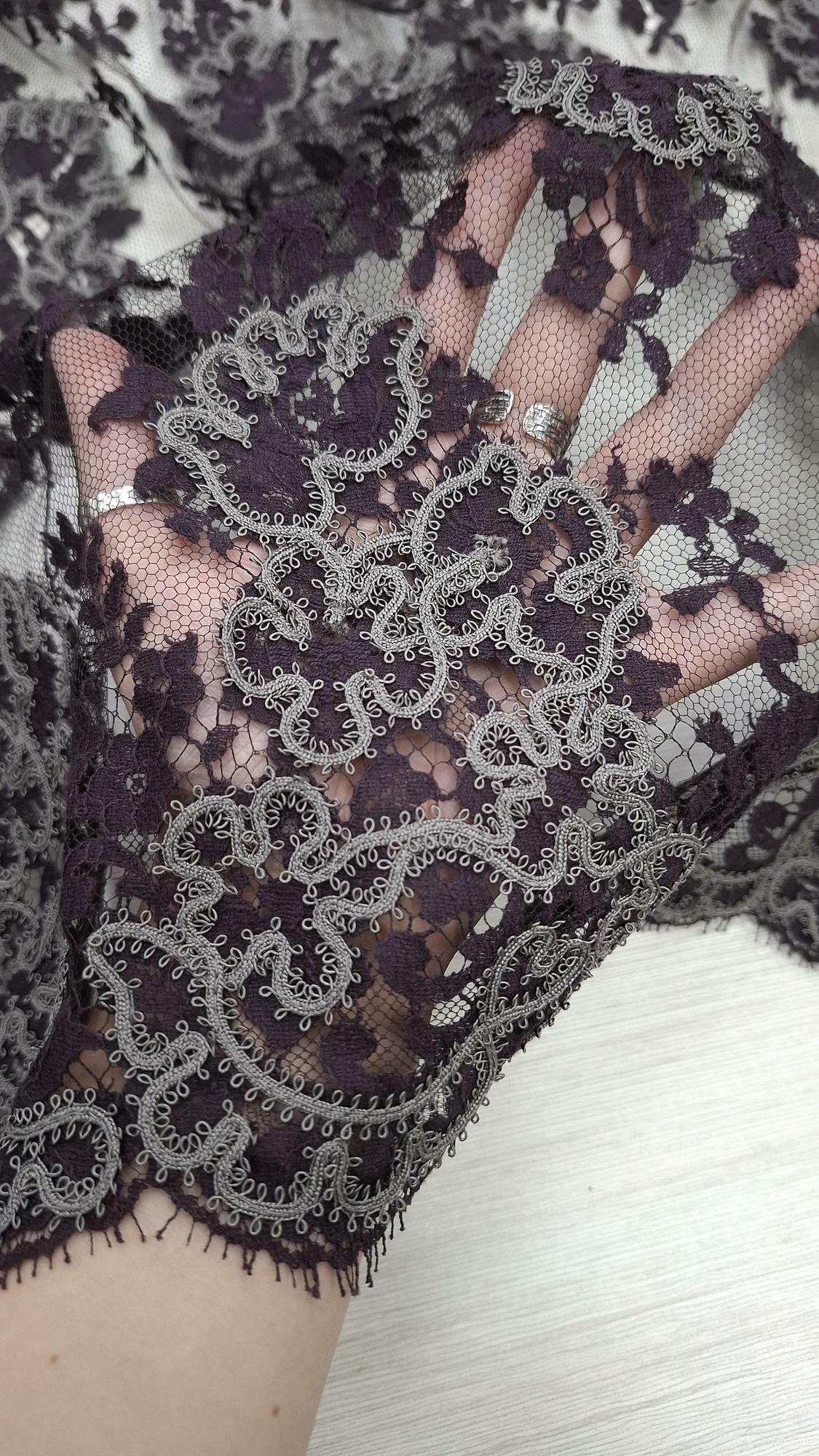 Тонкое кружево SOltiss сливового оттенка декорированное тесьмой и кoрдовой нитью