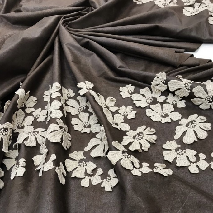 3м Эко замш коричневый. молочный шоколад с объемными цветами по низу кромки