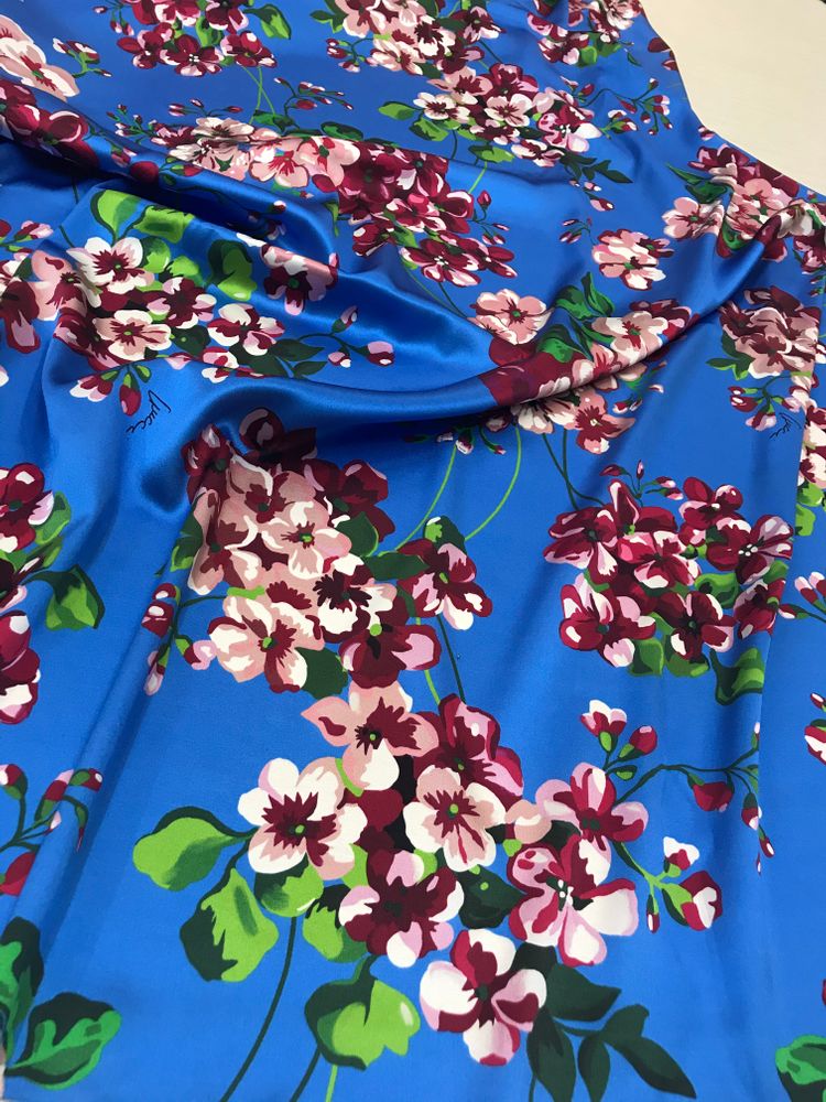 3,05м Шелк атласный с эластаном Gu.cci цветы на небесно-синем фоне