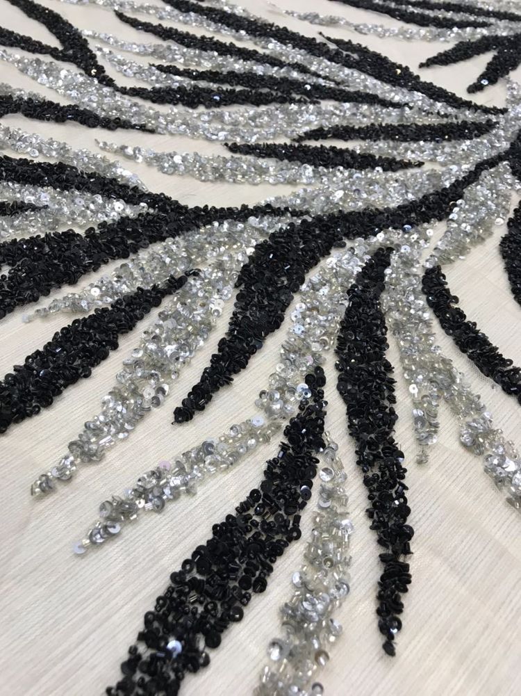 2,8м Вышивка ручная Haut Couture черно-серебристая пайетка с бисером на нюдовой сетке