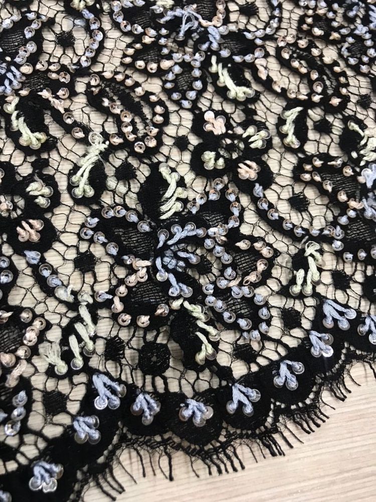 Роскошное французское кружево шантильи S0lstiss основа черная/вышивка бисером и пайеткой