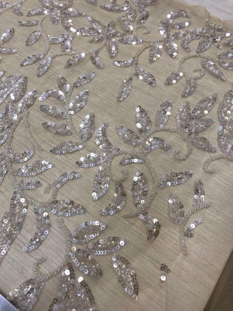 Вышивка ручной техники Haut Couture бело-серебристая пайетка с бисером на нюдовой сетке