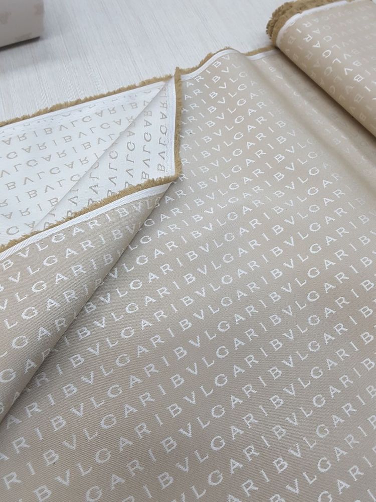 Хлопковая двухсторонняя плащевка для тренча подписной Bulg@ri фон нюдовый с молочным принтом