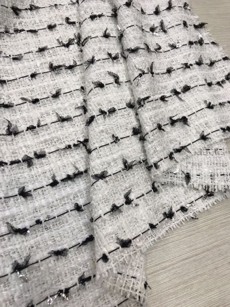 3,15м Хлопковый твид с вискозой белый с черной и серебристой тесьмой