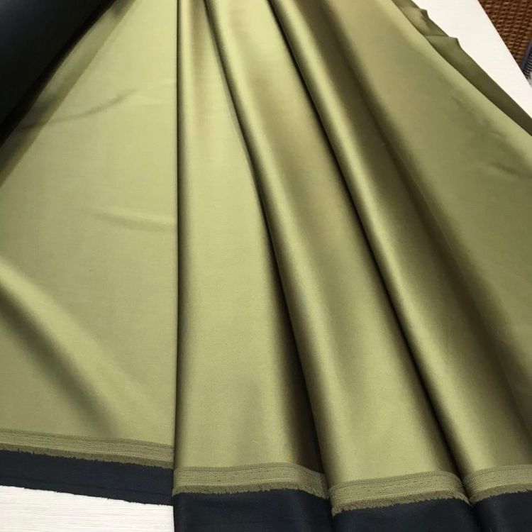 Костюмная вискоза с шелком и эластаном оливкового цвета