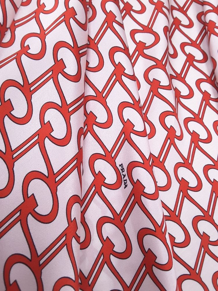 Атласный шелк Pr@da фон белый с красным принтом