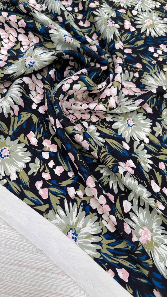 3,2м Шёлк атласный фон черный с цветочным принтом