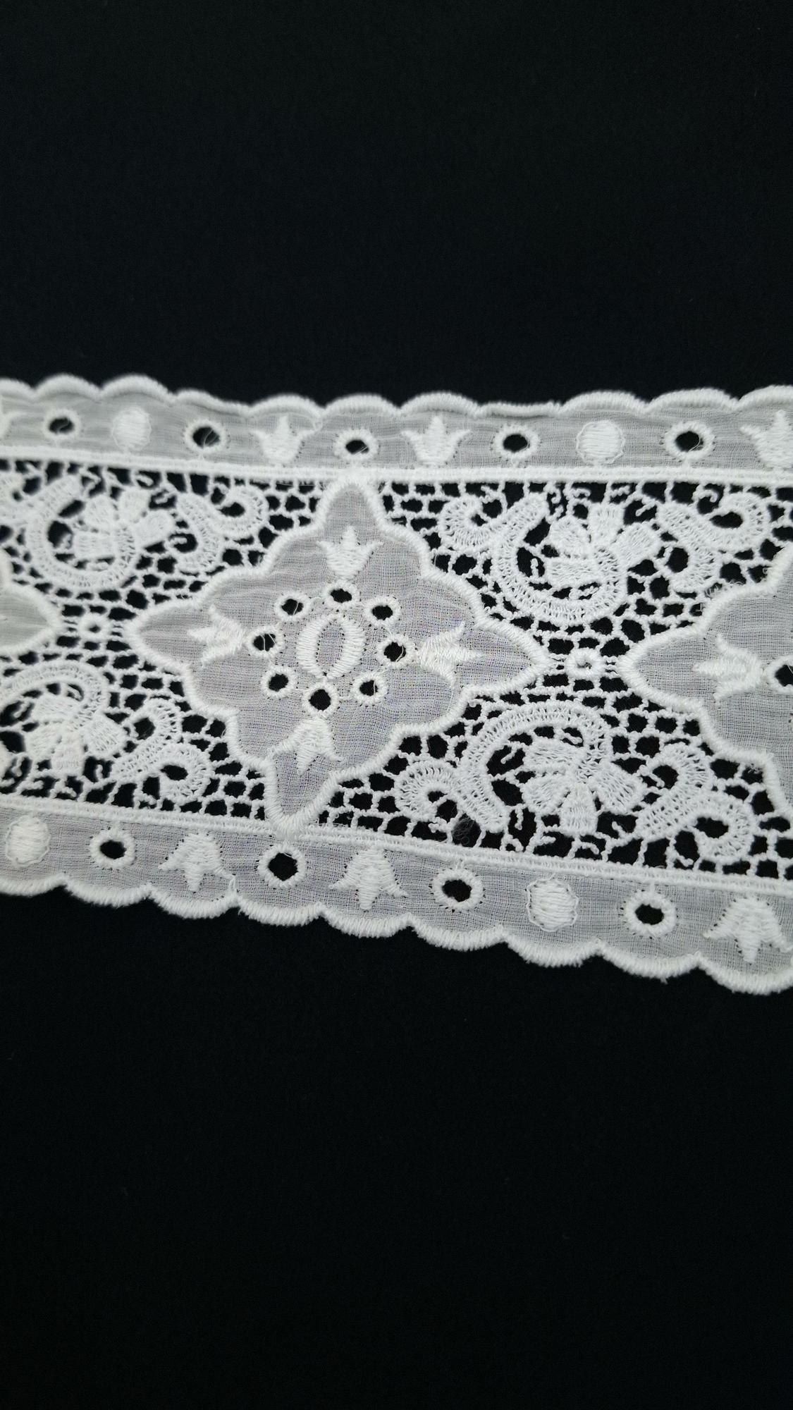 Эксклюзивное шитье на батисте из коллекции V@lentino молочного цвета