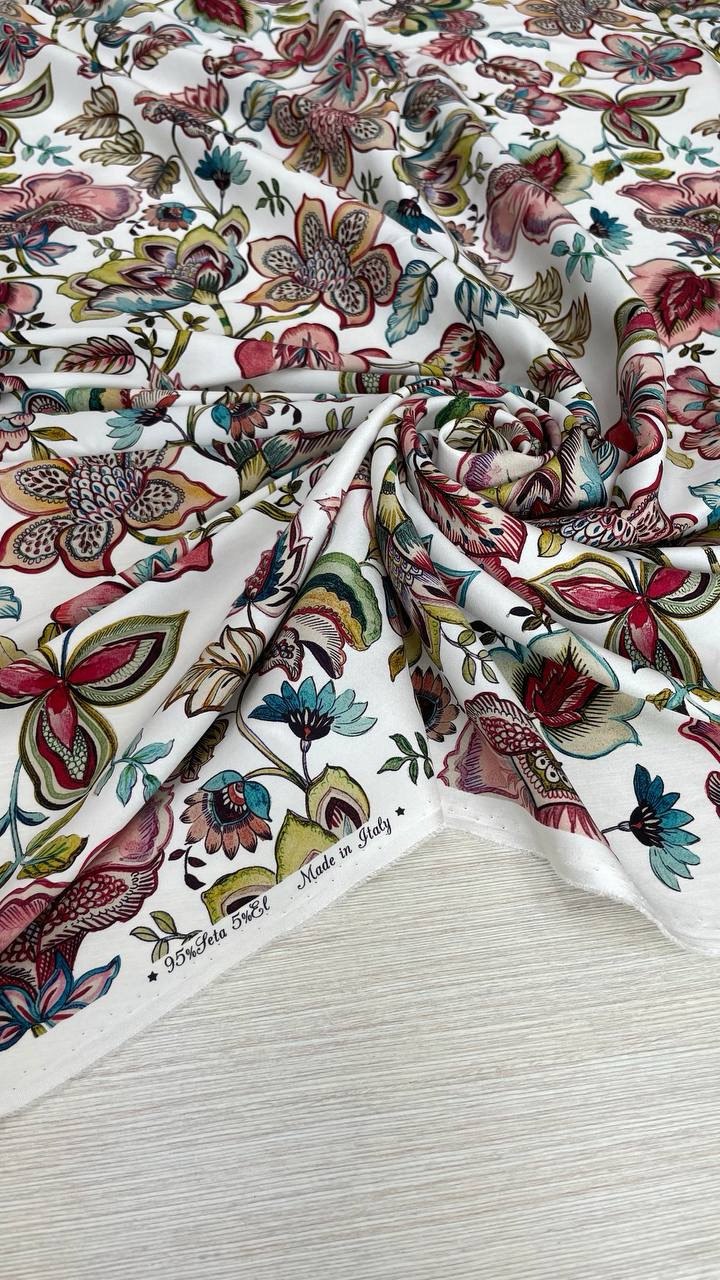 Шелк атласный с эластаном E.T.R.O фон молочный с цветочным принтом