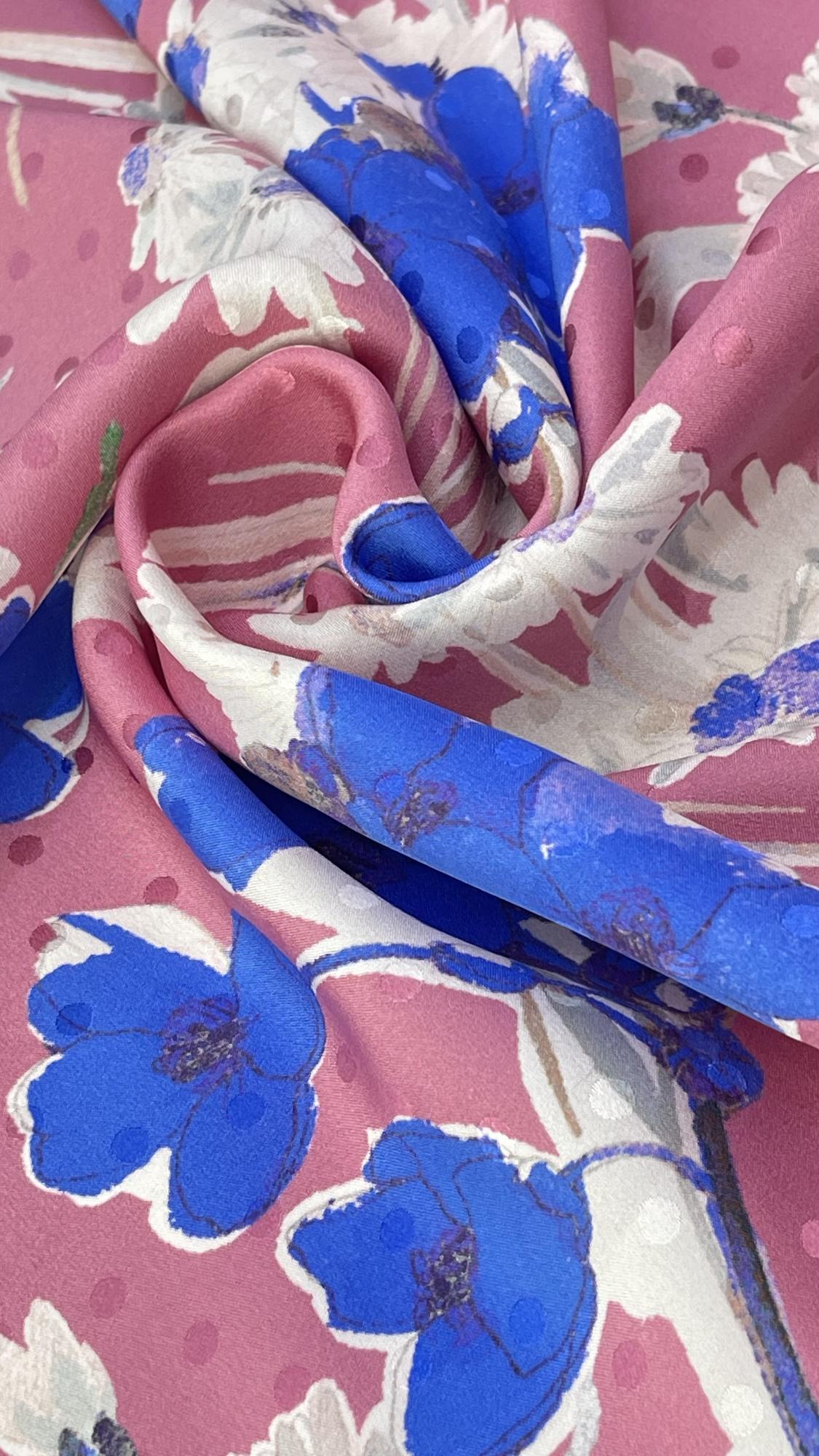 3,5м Шелк атласный с жаккардовым плетением фон темно-розовый с цветочным принтом