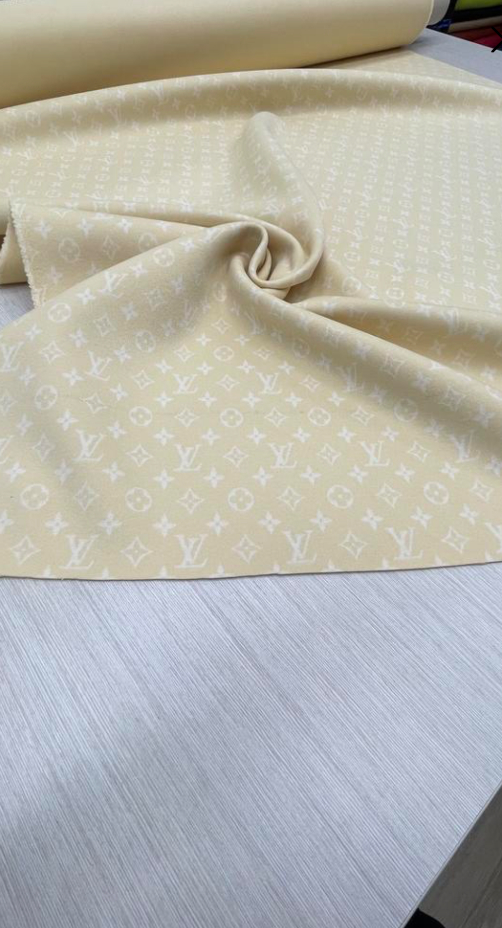 Пальтовый двухслойный кашемир оригинал LV сливочного цвета