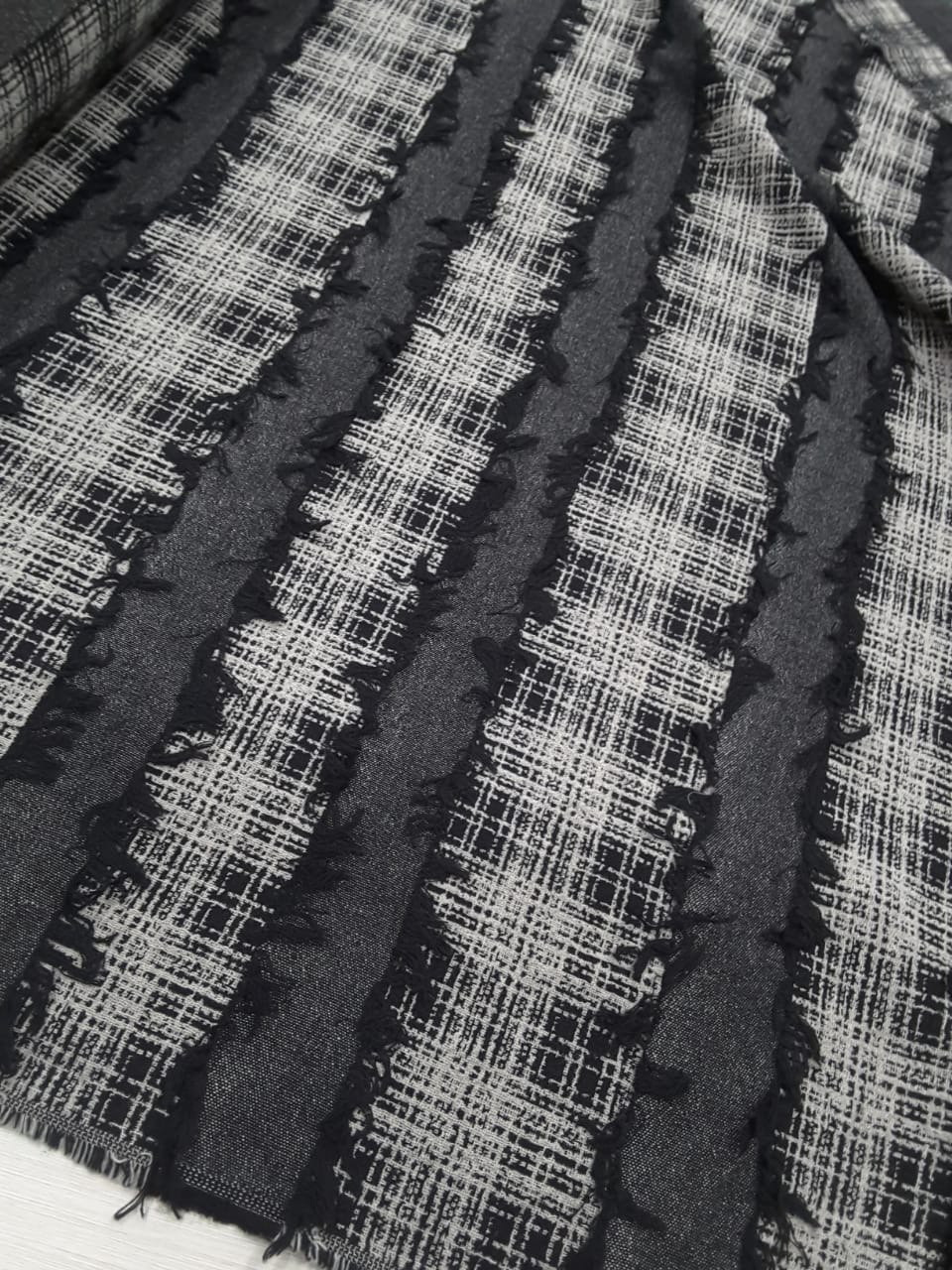 Костюмная шерсть в полоску с бахрамой