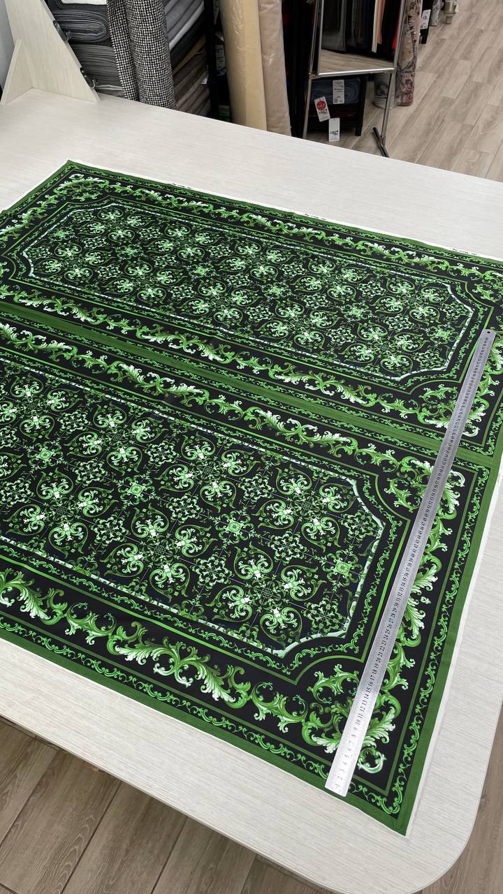 1 купон Шелк атласный с эластаном DG фон черный с зеленым