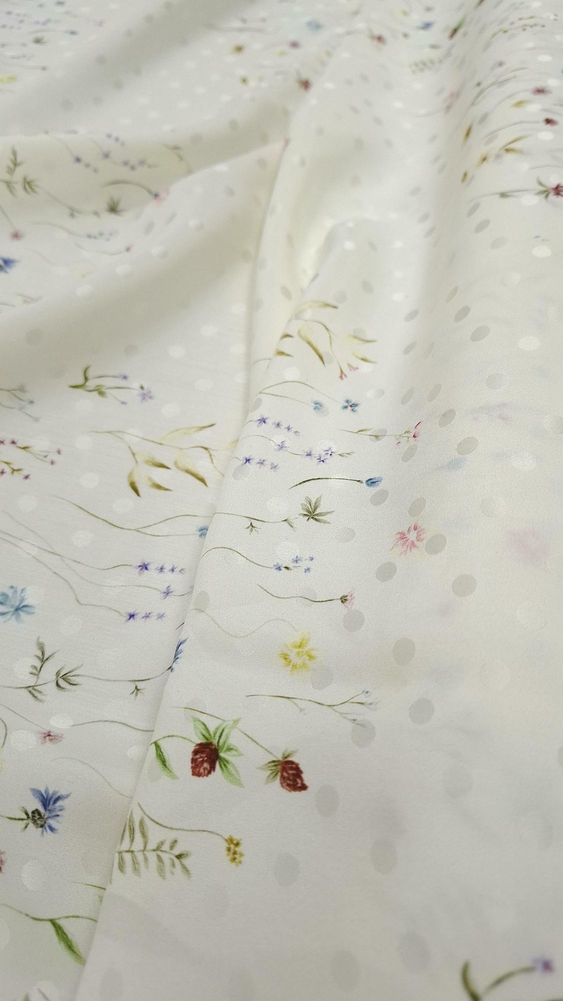 Шелк атласный с жаккардовым плетением exclusive design молочный фон с цветочным принтом