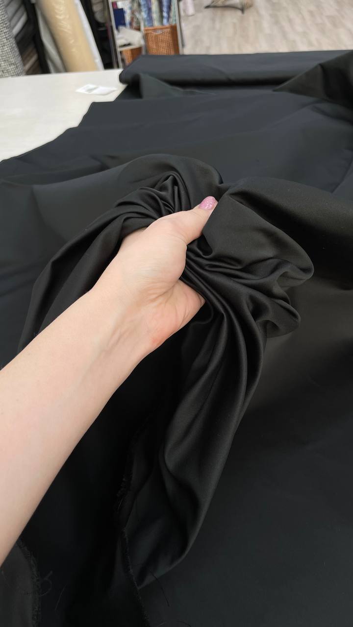 Костюмный хлопок с вискозой формодержащий черного цвета