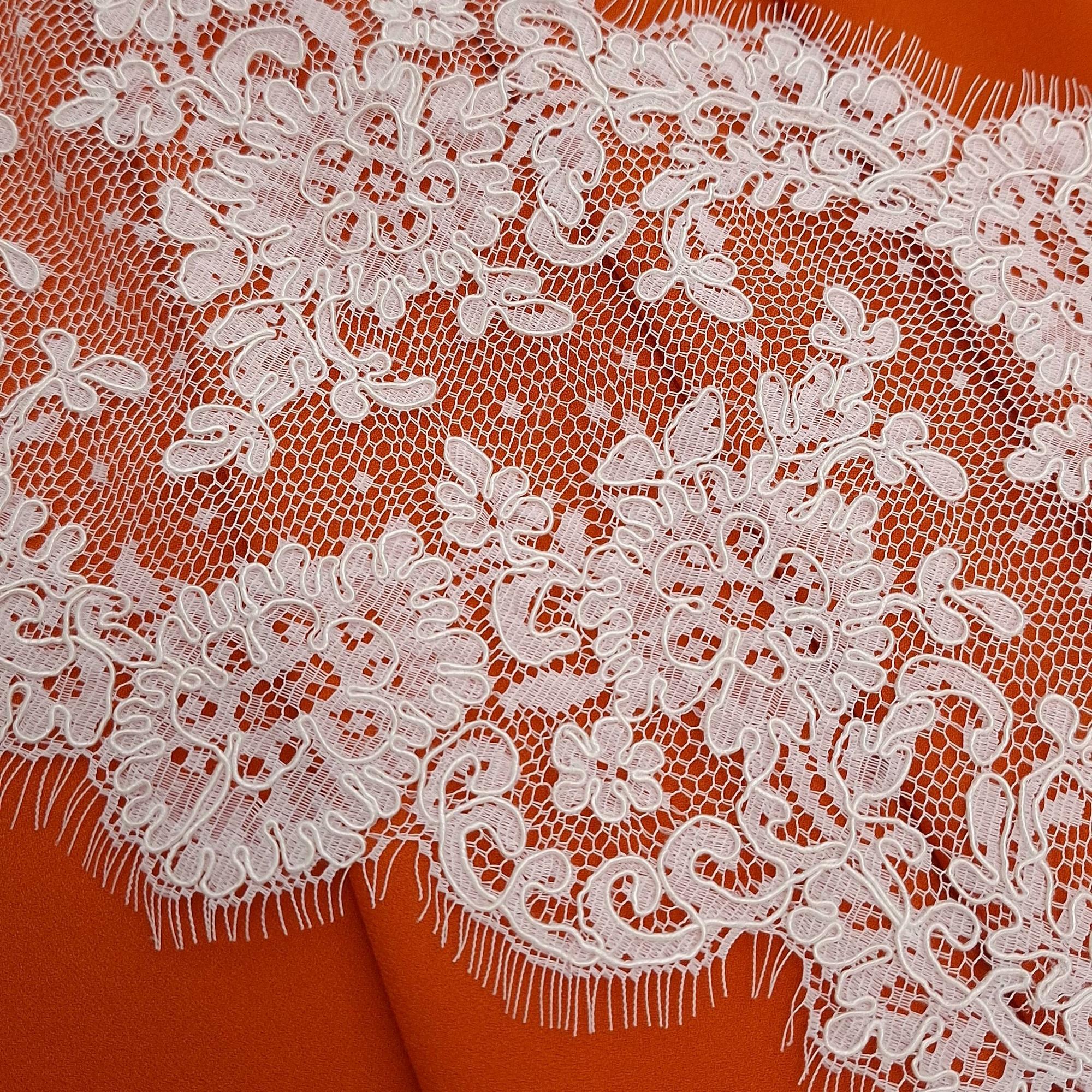Белое хлопковое кружево SOltiss с кардовой нитью молочного цвета