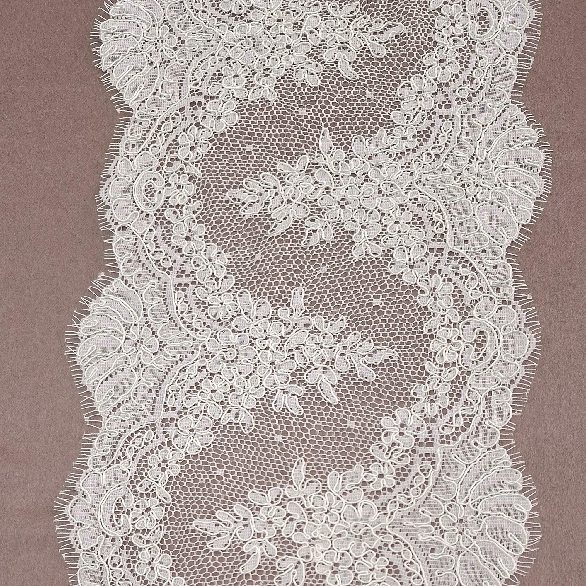 2,97м; 2,97м 1,9м  Белое хлопковое кружево SOltiss с кардовой нитью молочного цвета
