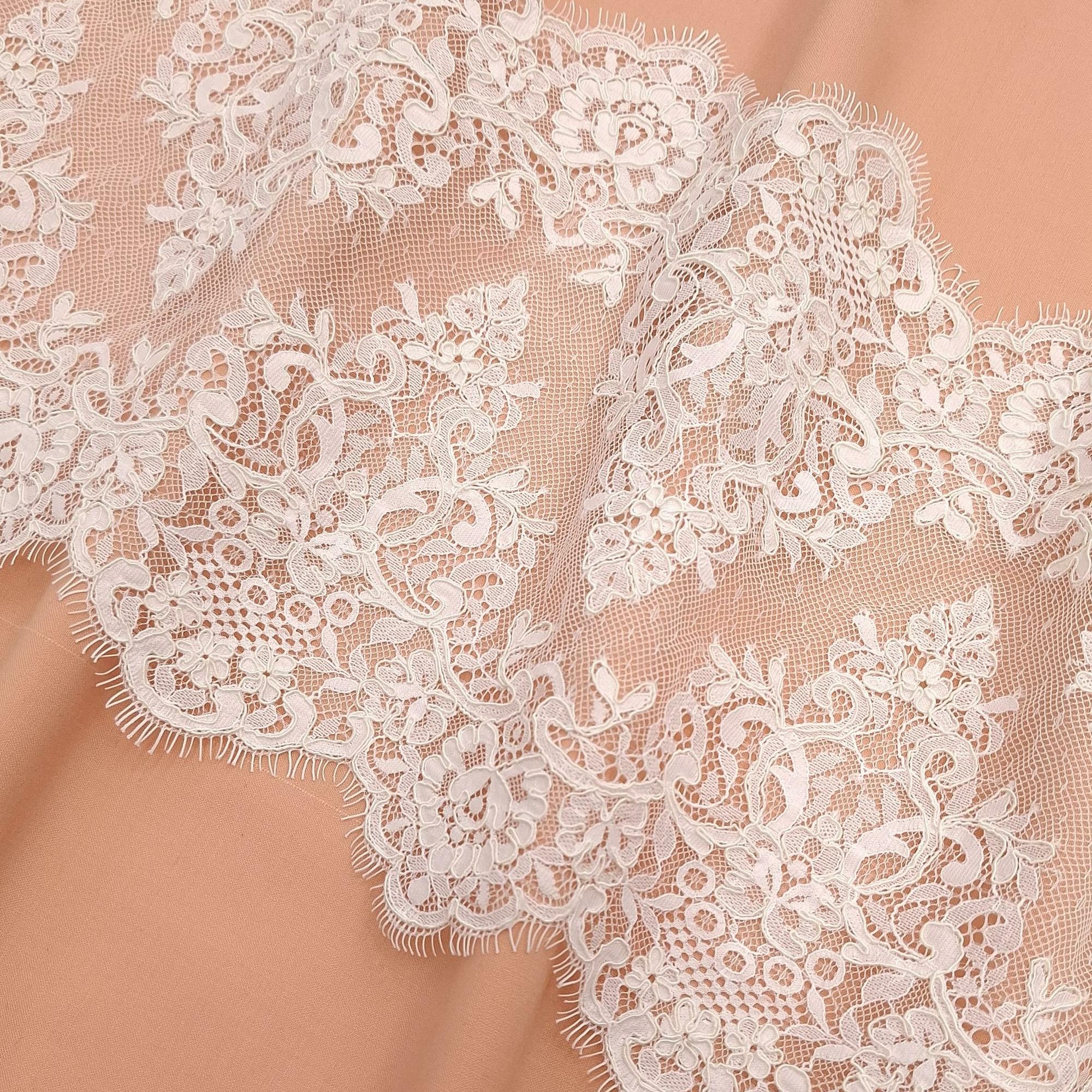 Белое хлопковое кружево SOltiss с кардовой нитью молочного цвета