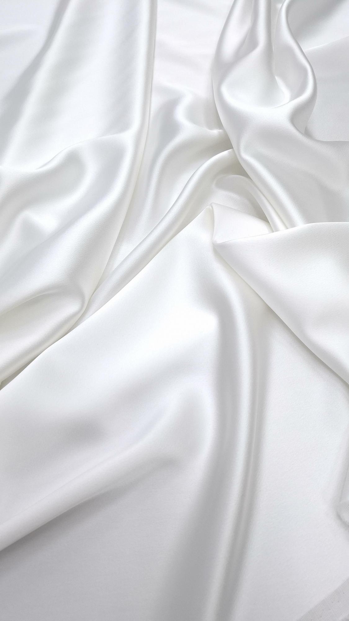 Костюмный вискозный атлас белого цвета Giv@nchy