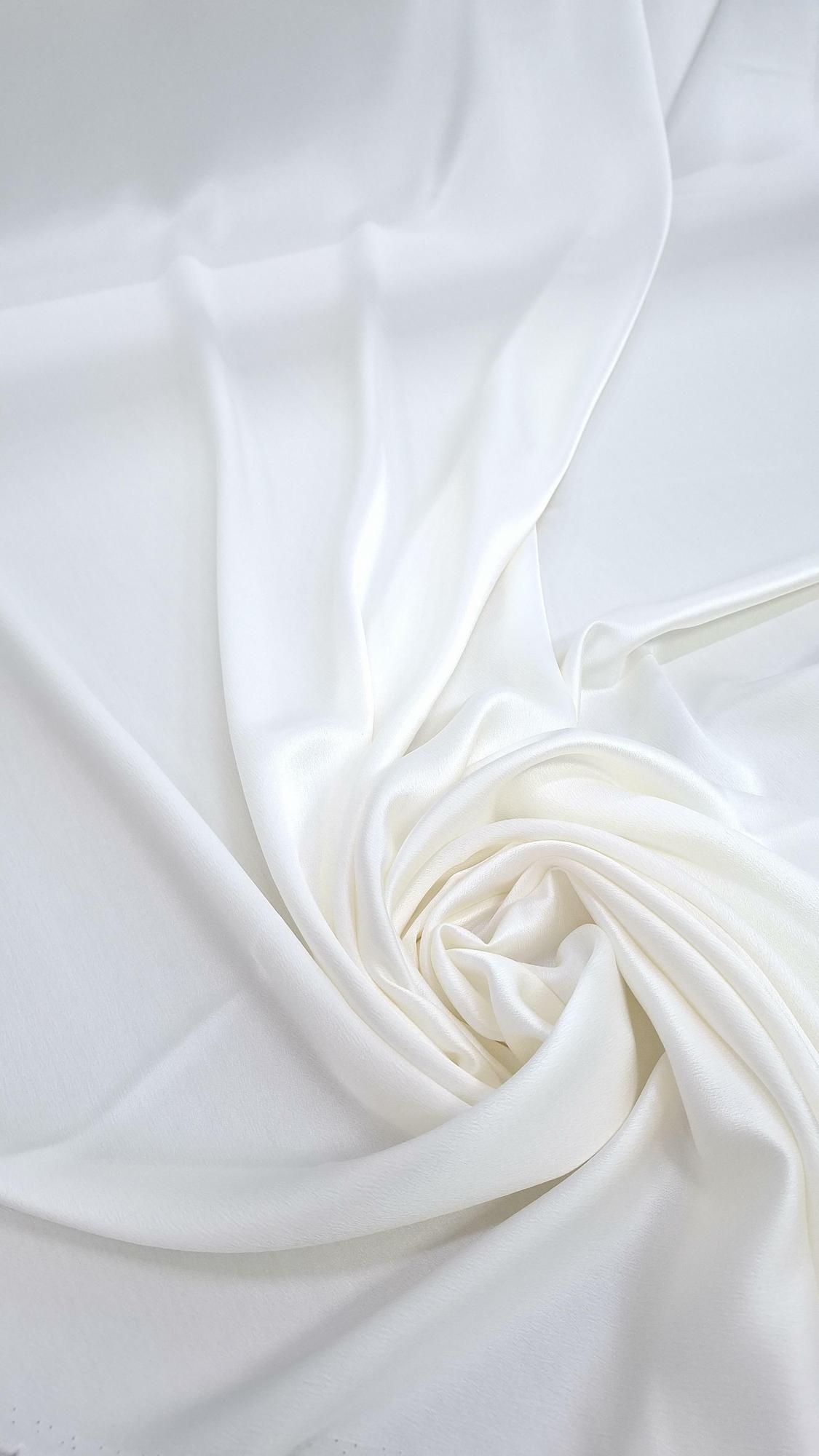 Шелк атласный с эффектом крэш с эластаном кремового цвета