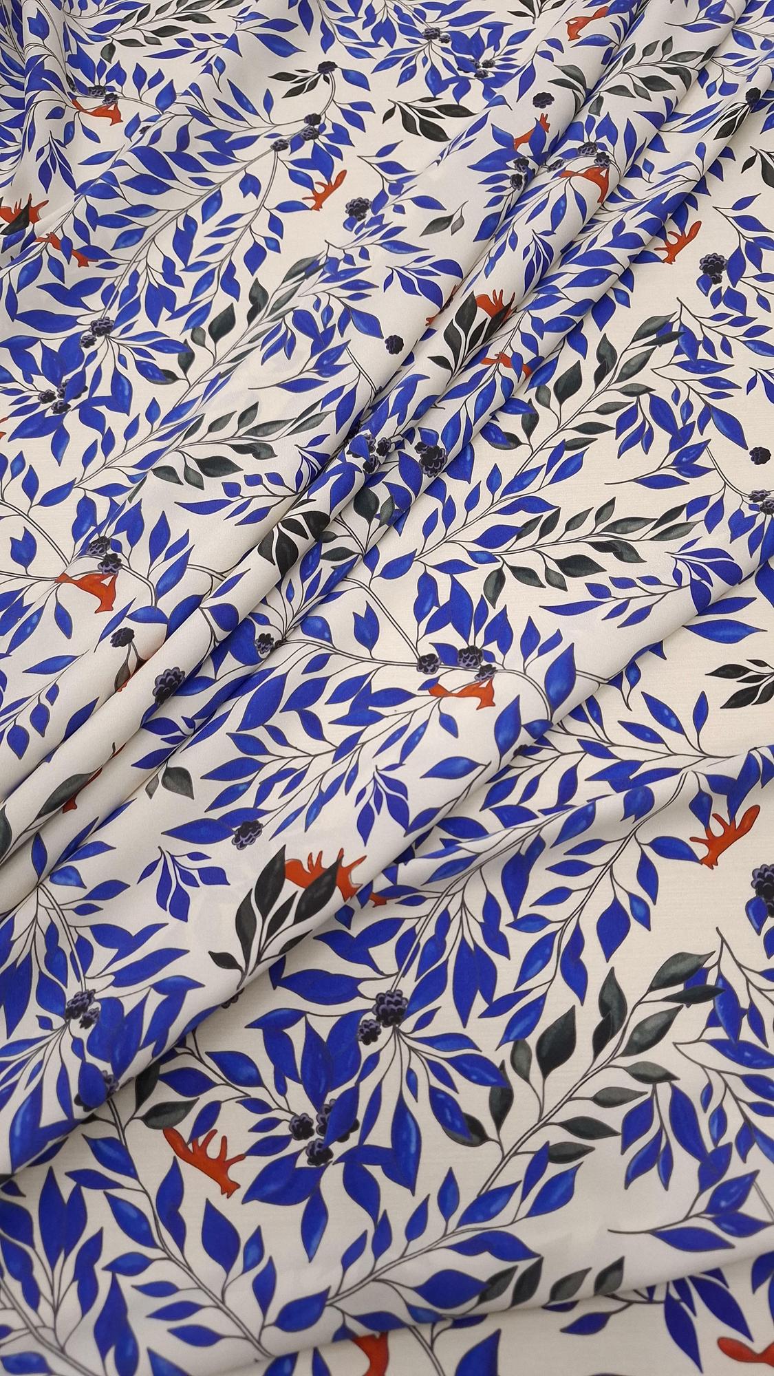 Шелк атласный с эластаном exclusive design цветочный принт на молочном фоне