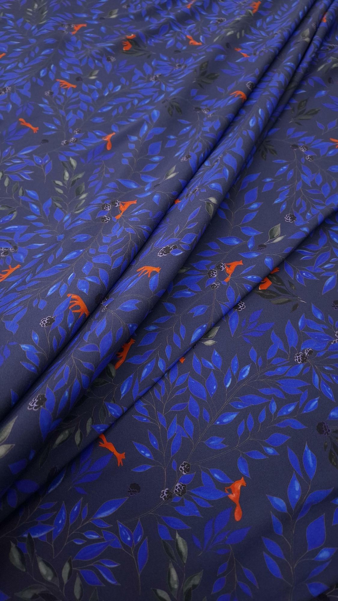 Шелк атласный с эластаном exclusive design цветочный принт на темно-синем фоне