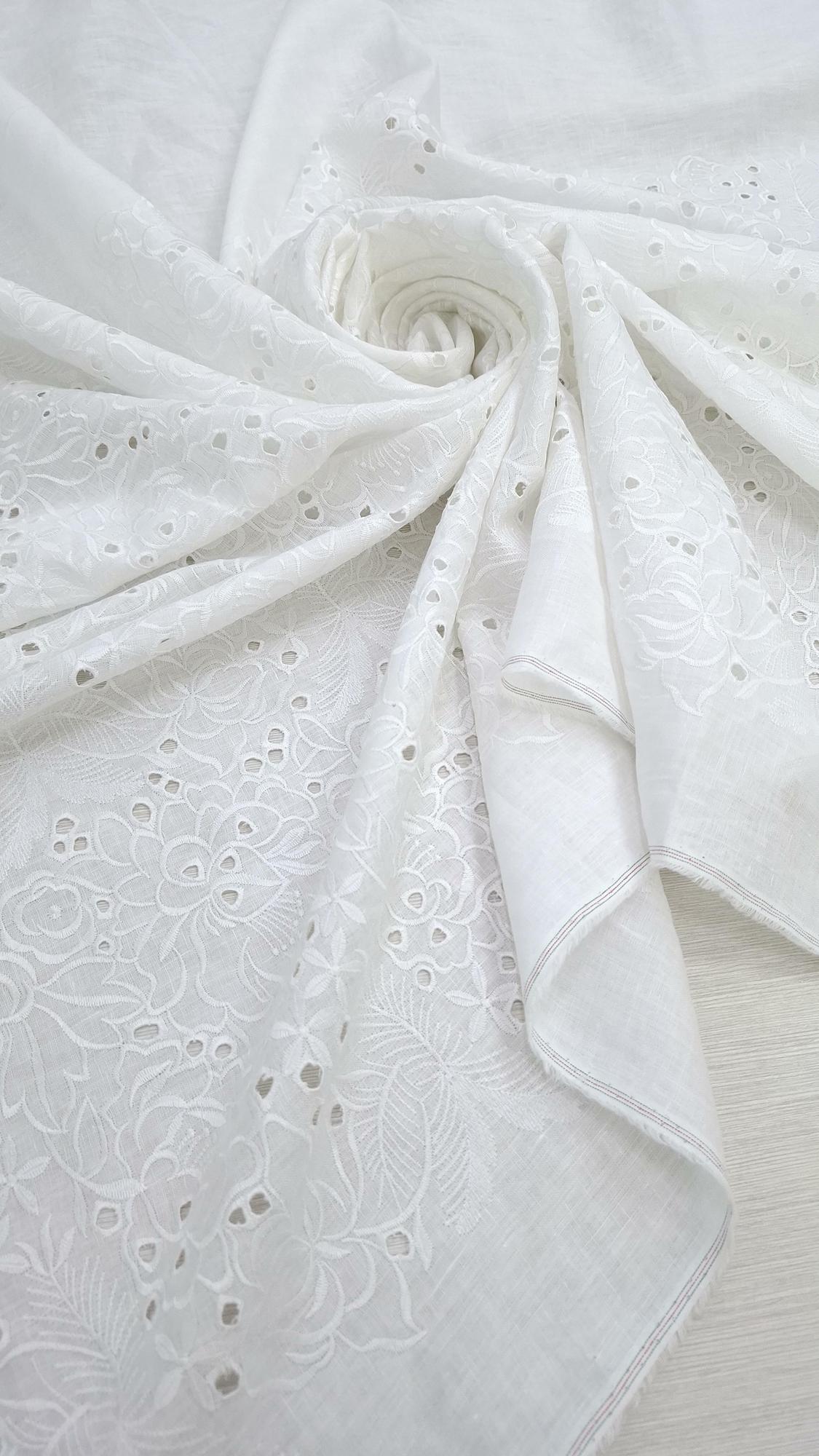 Эксклюзивное французкое шитье на льне Scervin0 белого цвета