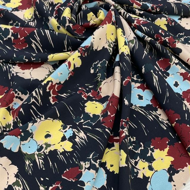 Шелковый крепдешин V@lentino фон черный с цветочным принтом