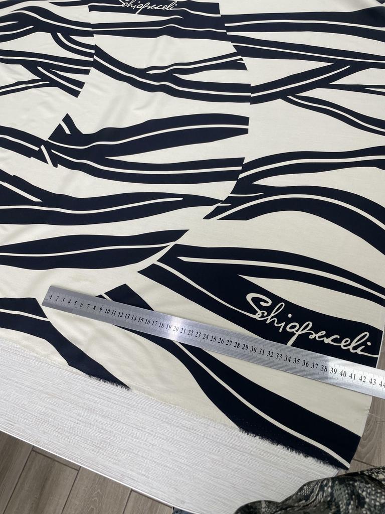 Шелк  Schi@parelli  с эластаном фон молочный, принт ломаная полоска