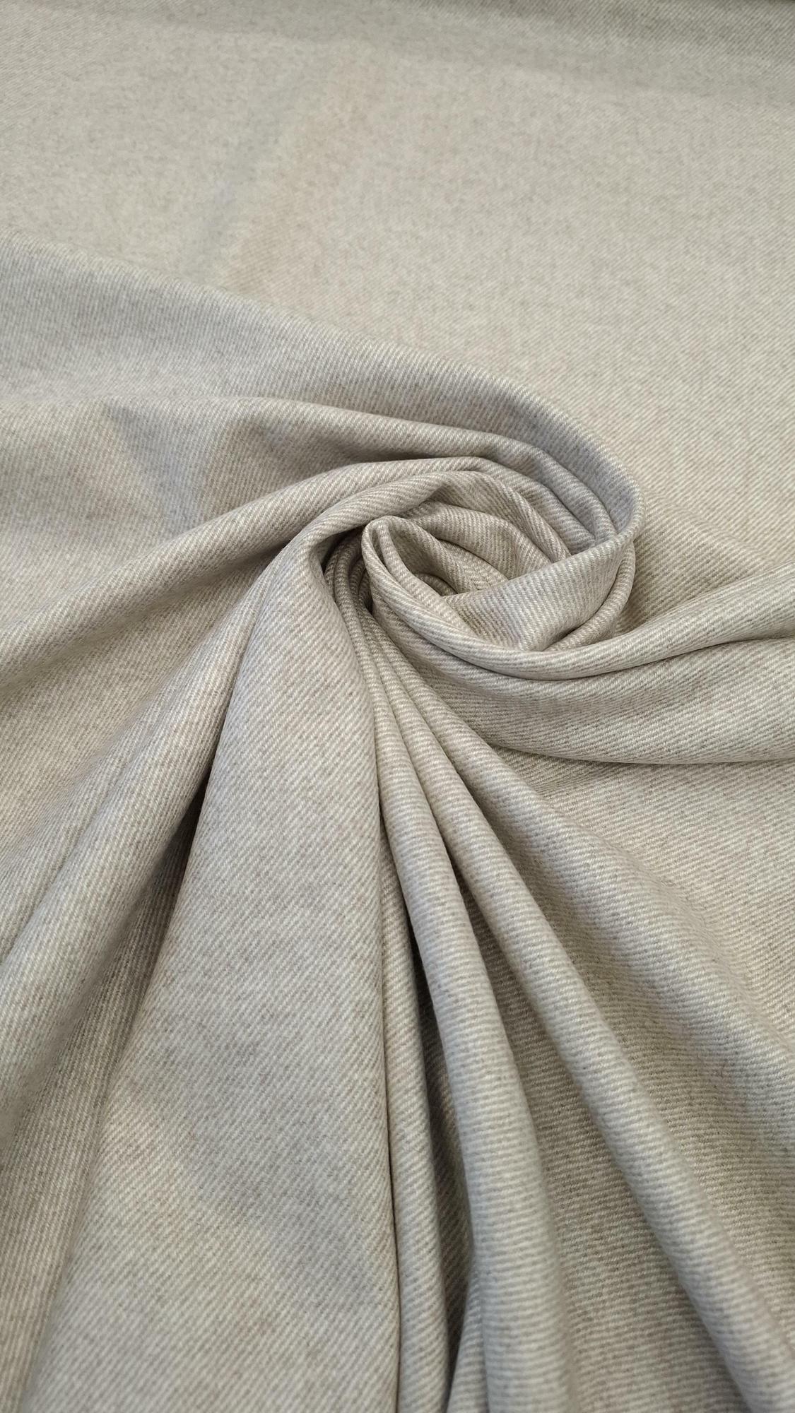 Костюмный кашемир бежевого цвета, имеет диагональное плетение