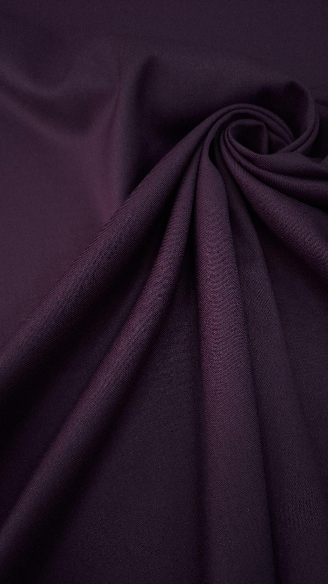 Костюмно-плательная ткань бордового цвета