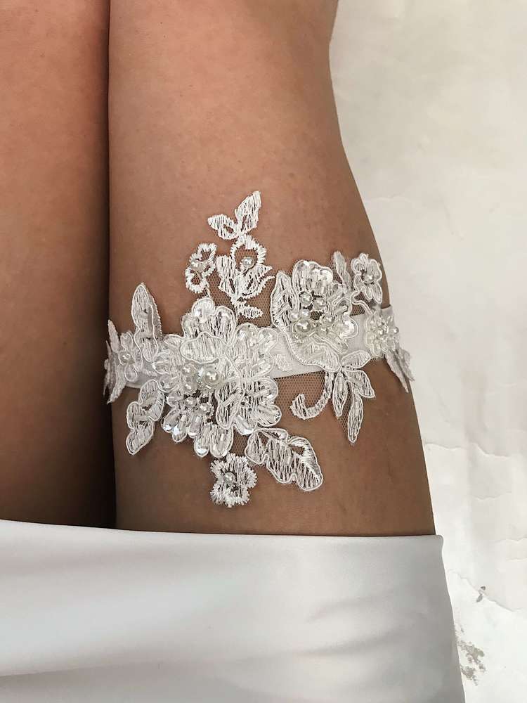 Подвязка невесты в виде цветка свадебная кружевная на ногу