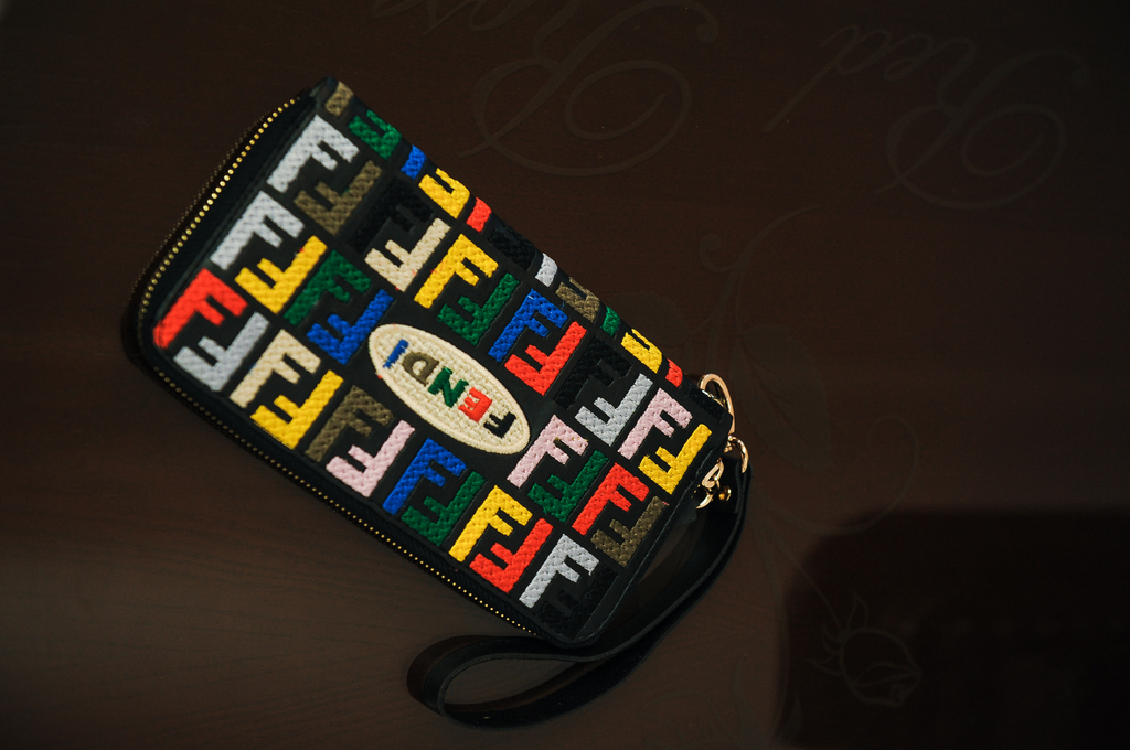 Черный клатч Fendi тканевый