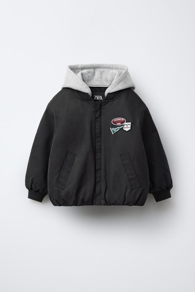 Куртка-бомбер з нашивками