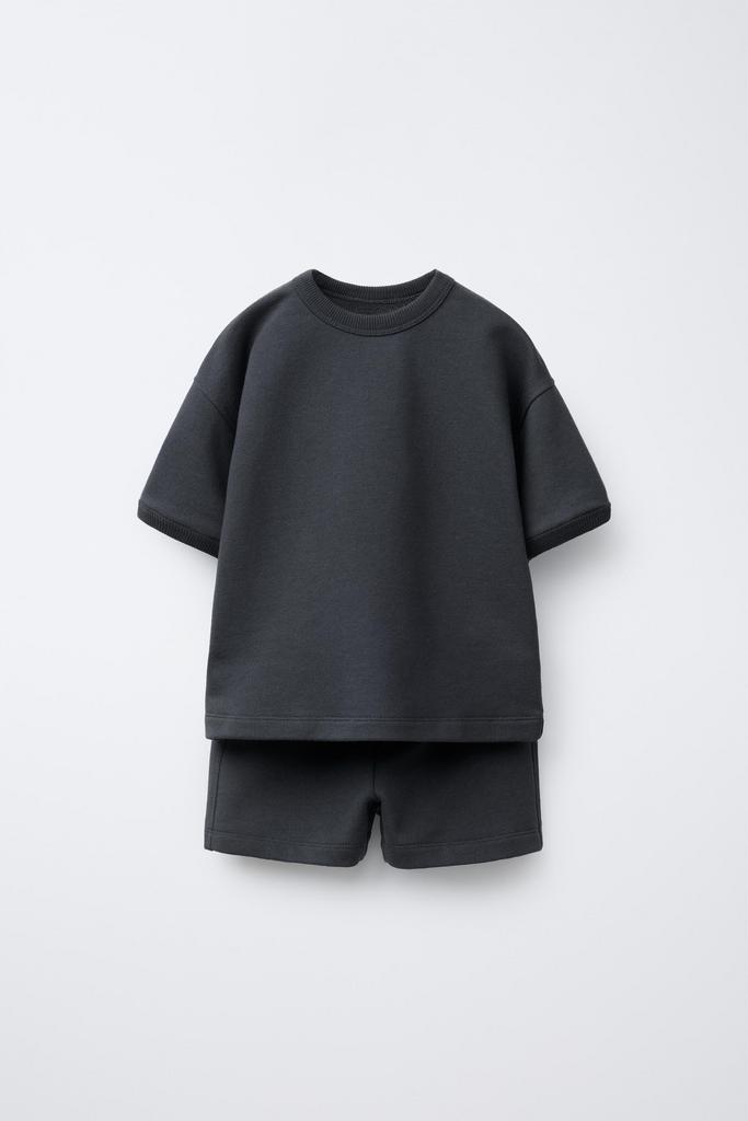 Комплект футболка з нашивкою та шорти-бермуди