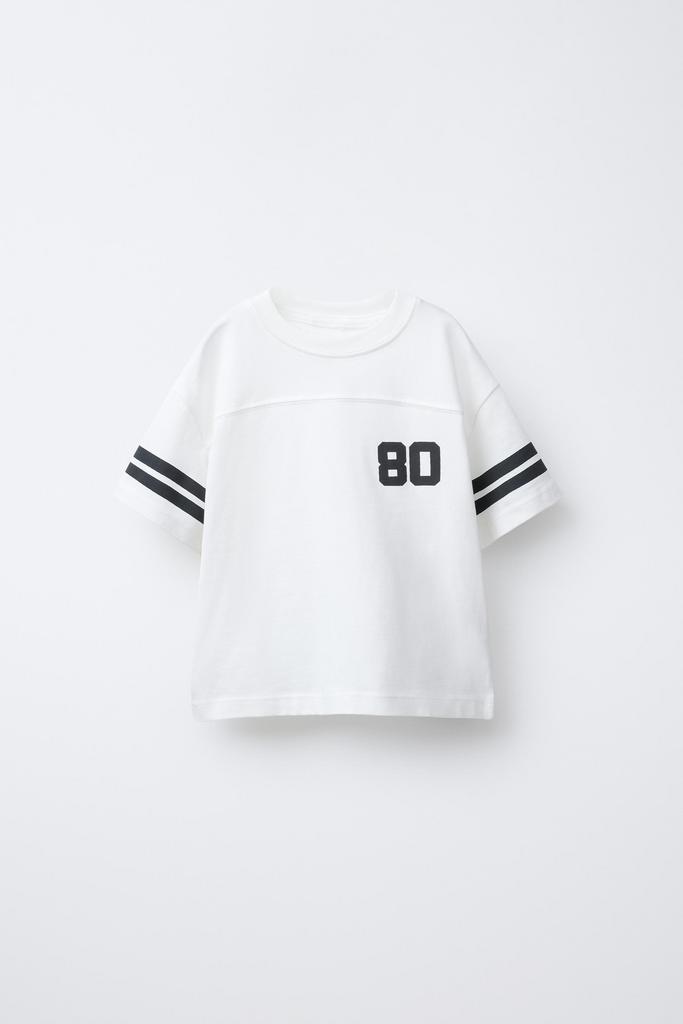 Футболка в спортивному стилі