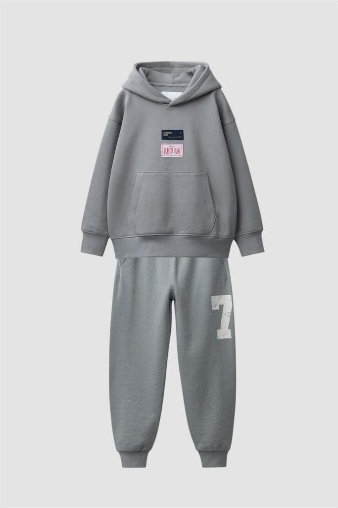 Костюм в університетському стилі Сірий