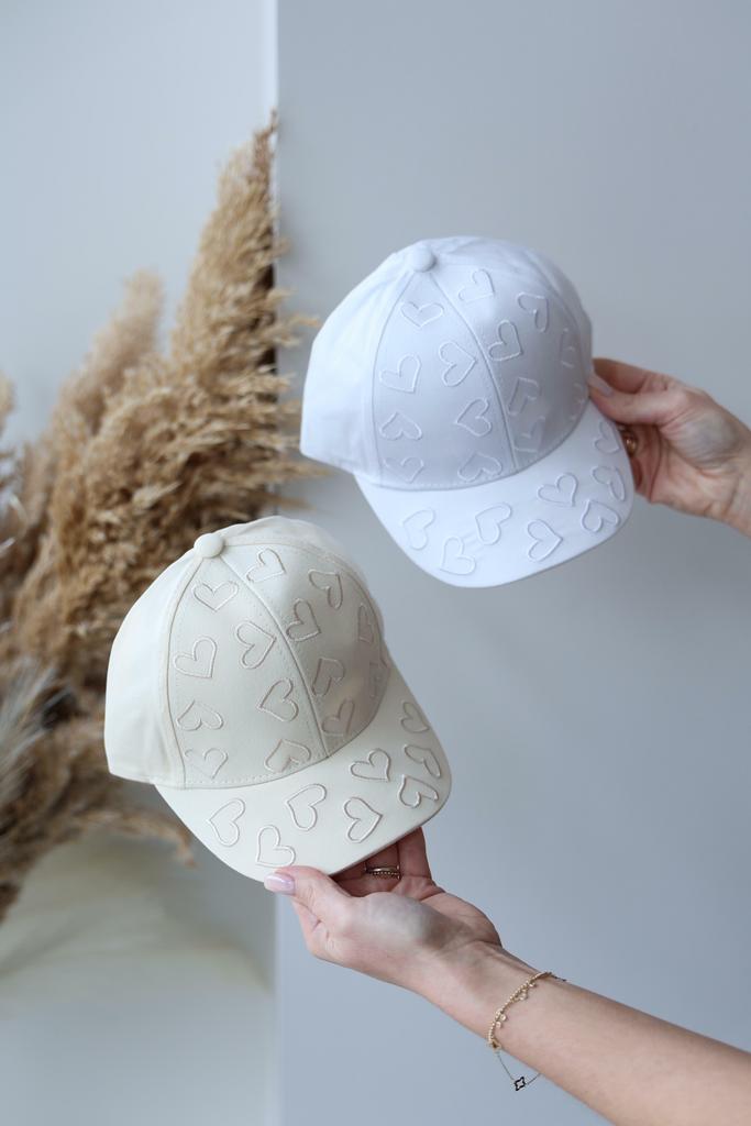 Бейсболка однотонна з вишитими серцями