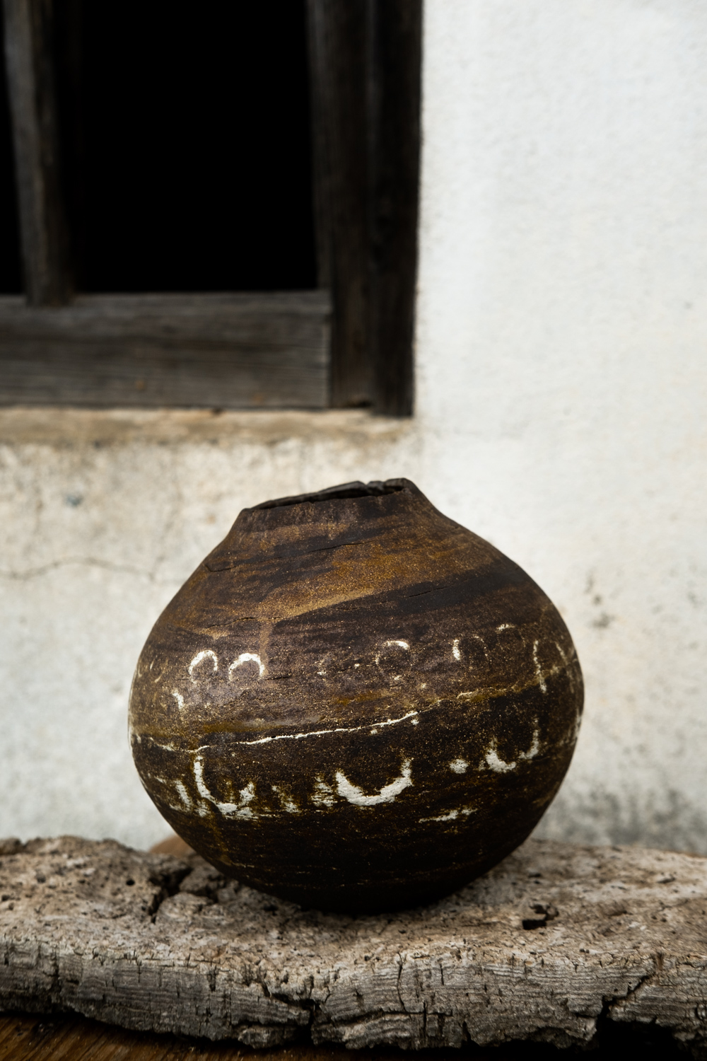 BLACK CLAY VASE