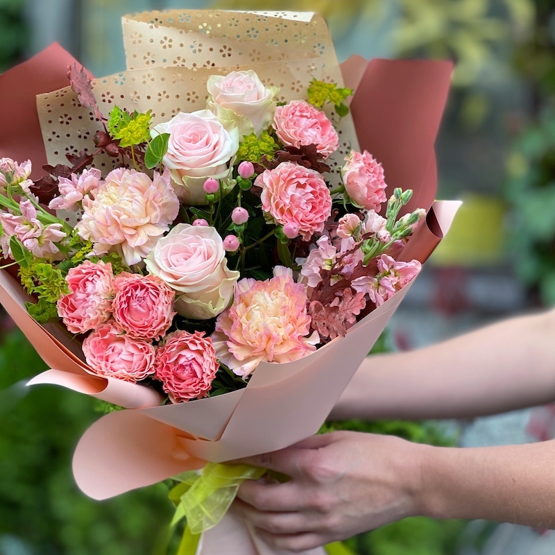 Витрина готовых букетов > Букет цветов Кораллово розовый купить в  интернет-магазине