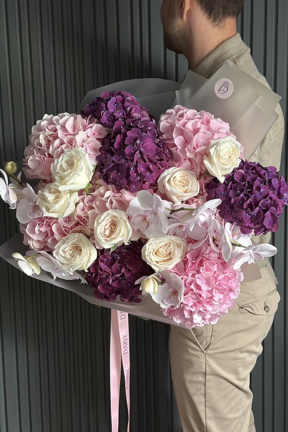 Daisy Special Strauß Royal Elegance in Rosa, dunklem Violett und Cremeweiß