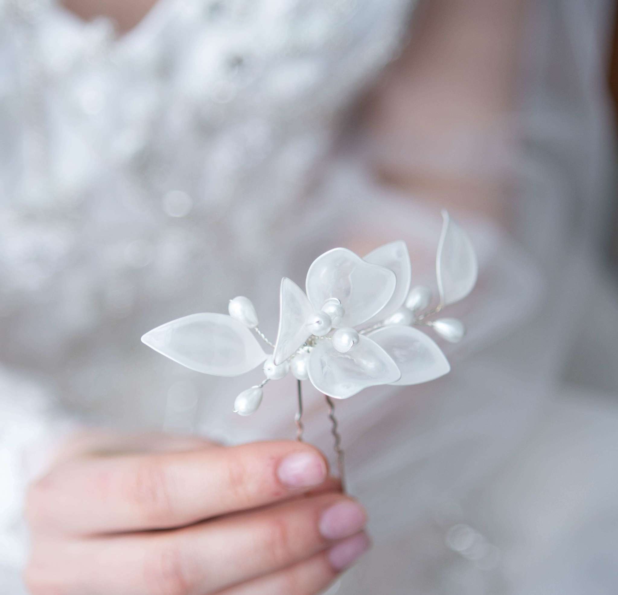 Типы свадебных причесок с использованием живых цветов