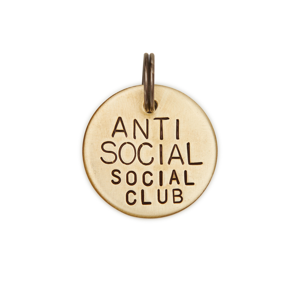 Серия ФРАЗЫ НА АНГЛИЙСКОМ > Адресник ANTISOCIAL CLUB (латунь/мельхиор,  25/32 мм) купить в интернет-магазине