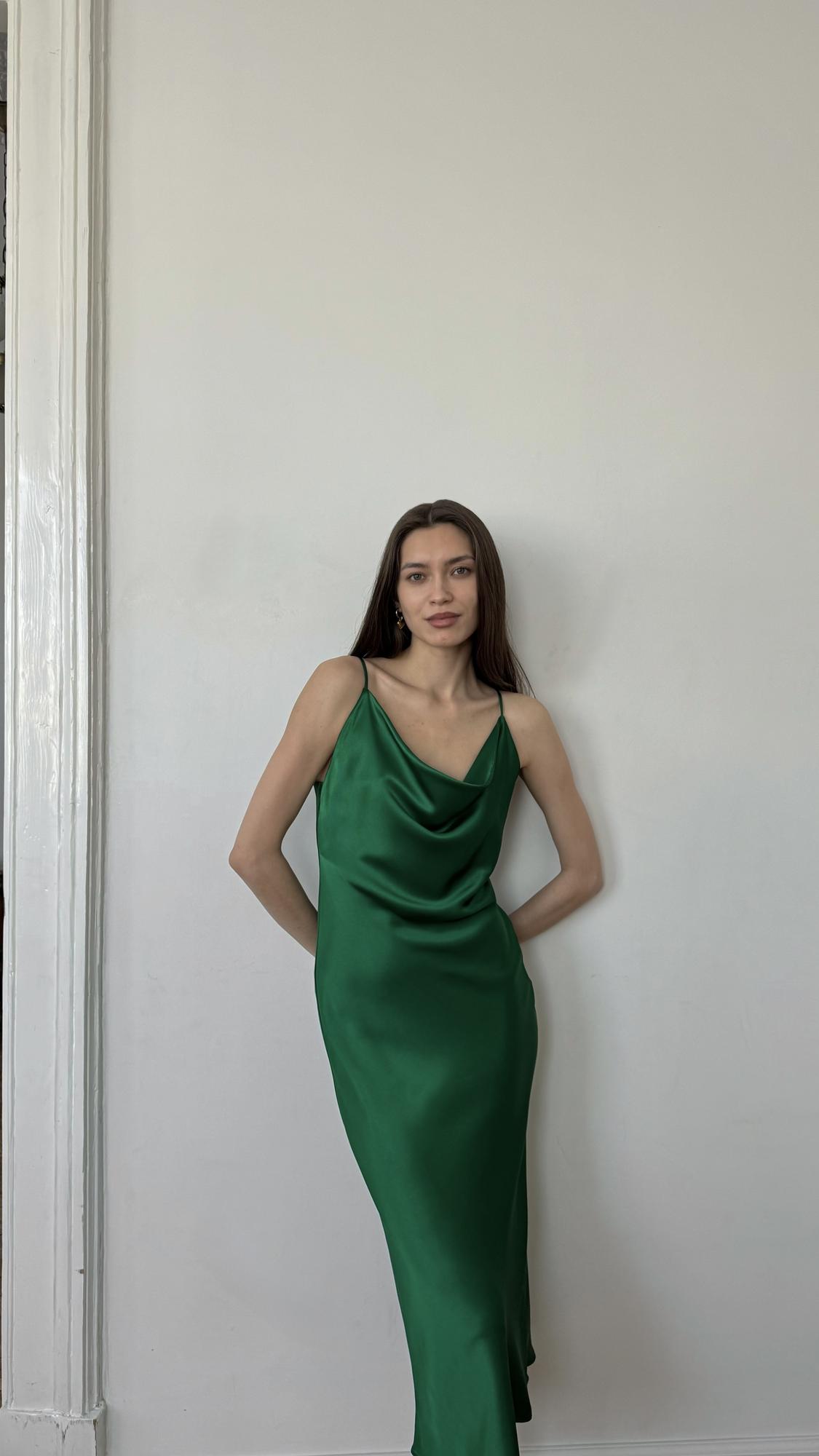 Изумрудное шелковое платье Vivienne с вырезом качели