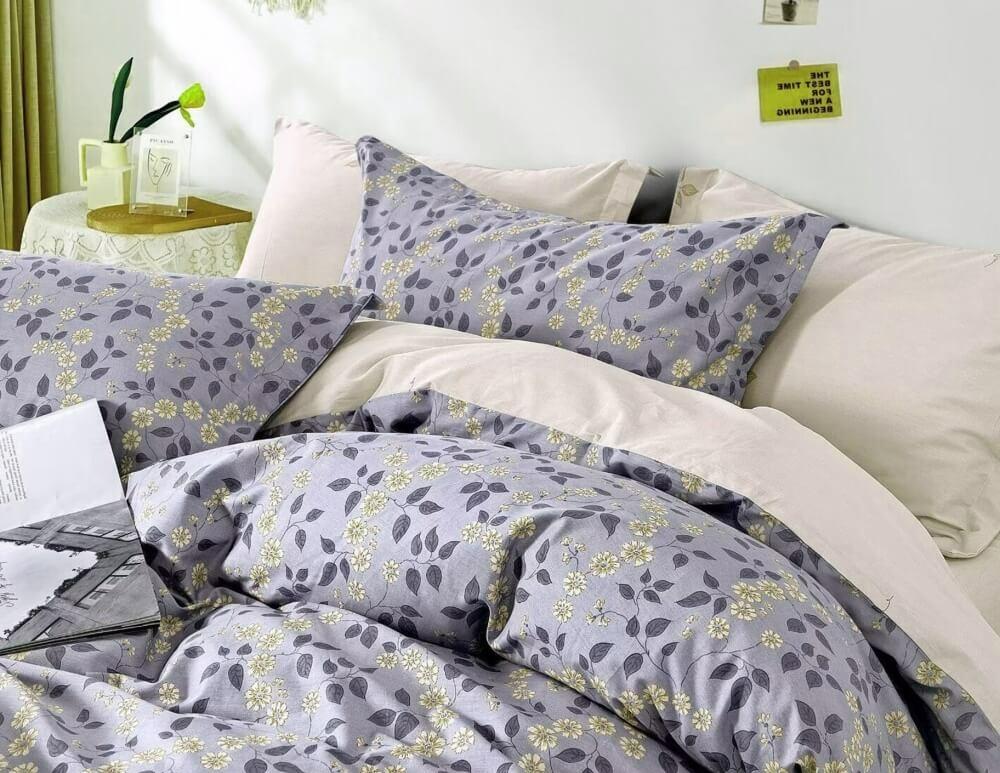 постельное белье сатин в мелкий цветочек на сером фоне фото 1