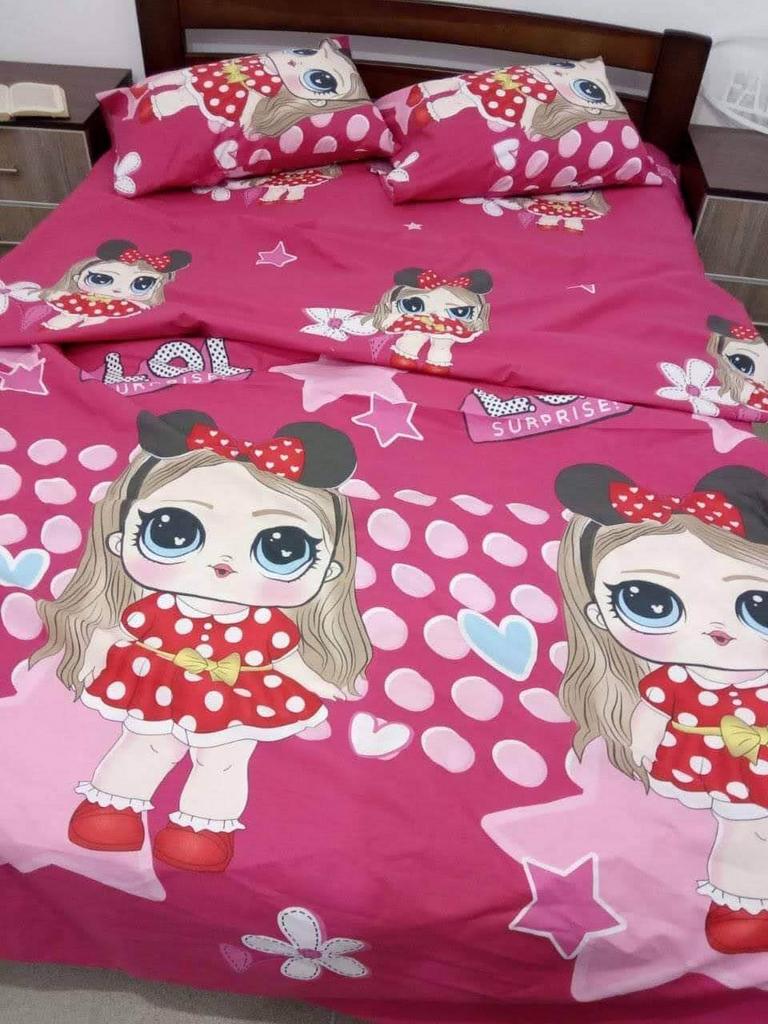 постельное белье малинового цвета с большой куклой ЛОЛ