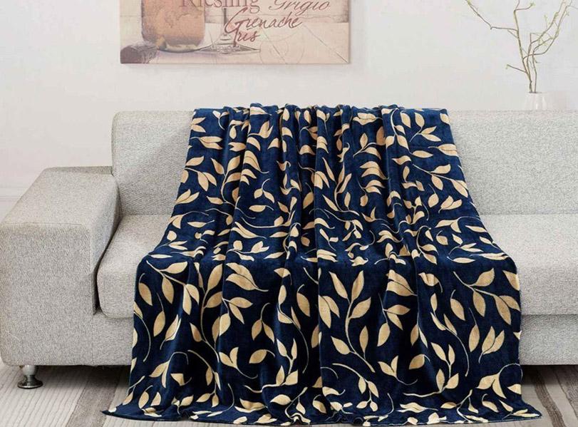 плед на кровать темно-синего цвета с листиками