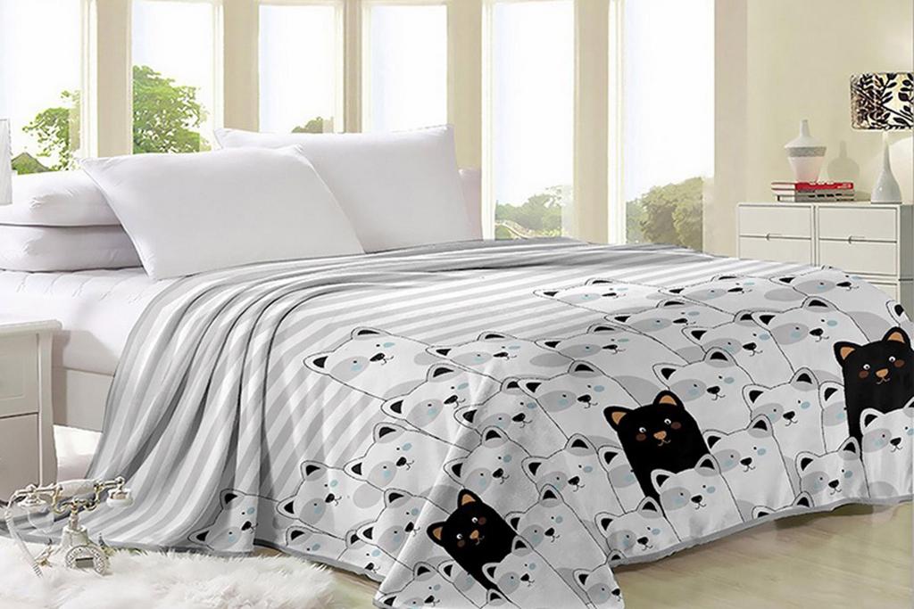 плед на кровать с черно-белыми котиками на серых полосках