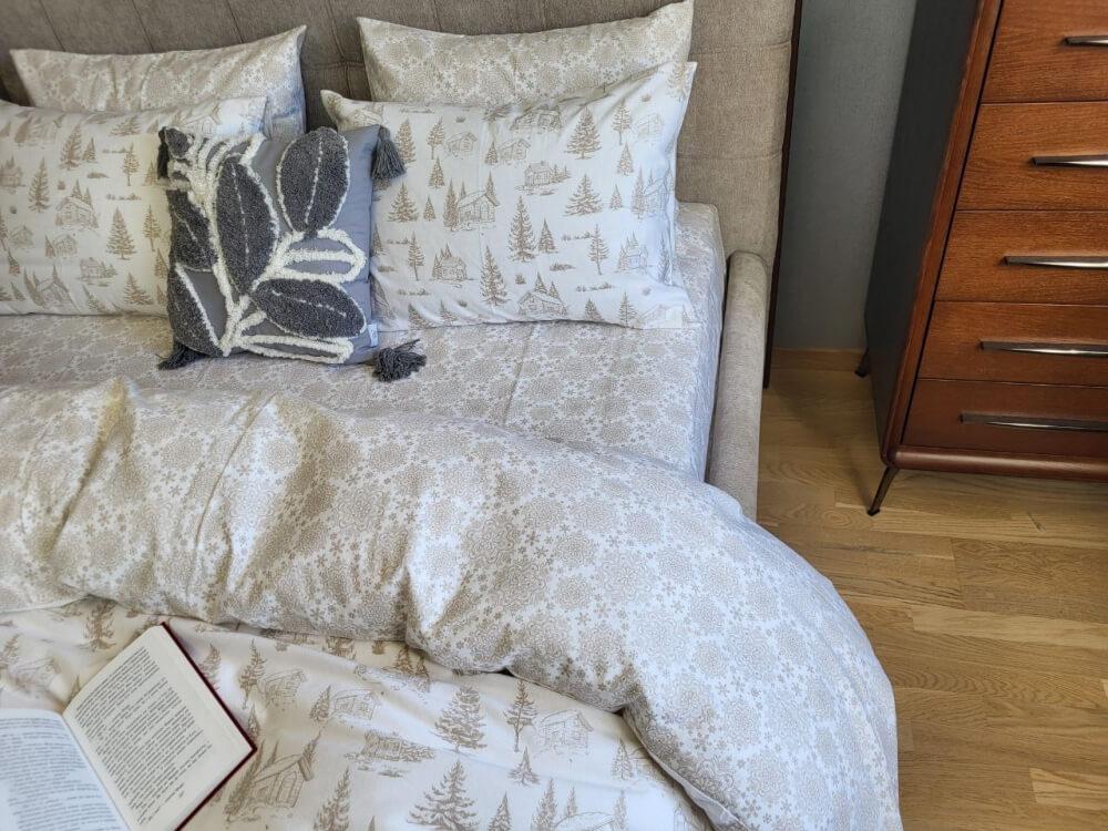 постельное белье фланель бежевого цвета с домами, елками, кружевом фото 1